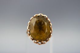 A yellow old dress ring set with an oval green quartz. Hallmarked 9ct gold, London, 1970. Size: I.