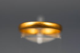A yellow gold D shape wedding band. Hallmarked 22ct gold, London, 1920. Size: M. 2.