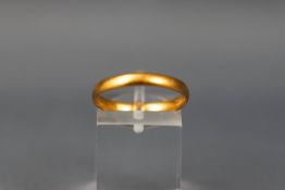 A yellow gold D shape wedding ring, 3.00mm. Hallmarked 22ct gold, Birmingham, 1934. Size: Q 1/2. 2.