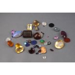 A collection of loose gem stones to include various quartz, one opal, agate,