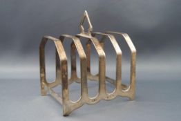 A silver four division toast rack, with pierced knop, 8.5cm wide, Birmingham 1933, 2.