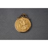 A 1907 full sovereign coin in yellow gold scroll/plain mount. 9.4 grams, hallmarked 9ct gold.