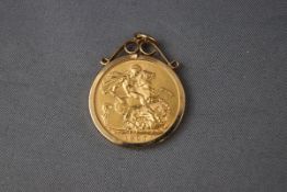A 1907 full sovereign coin in yellow gold scroll/plain mount. 9.4 grams, hallmarked 9ct gold.