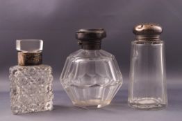 A Victorian square cut glass scent bottle and stopper with silver collar, 9.