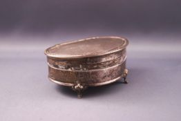 A silver shaped trinket box with hinged cover on four scroll feet, Birmingham 1916, 7.