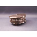 A silver shaped trinket box with hinged cover on four scroll feet, Birmingham 1916, 7.