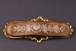 A rectangular bar cameo brooch with flowers. tests indicate 9ct gold. Weight: 10.