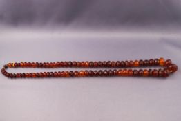 An single strand graduated copal resin necklace, screw clasp. Weight: 87.
