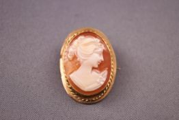 A cameo brooch. Pin and revolver clasp. Hallmarked 9ct gold. Weight: 5.