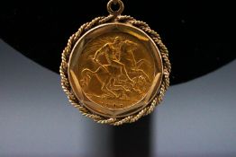 A gold half sovereign dated 1909 in a polished and rope mount 9stamped 9ct) suspended from a rope