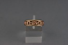 A Cloggau Welsh 9ct bi-colour gold ring,