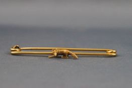 A 9ct stock pin centred with a fox, Birmingham 1964 by Deakin & Francis, 3.