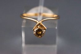 A modern cognac diamond ring single stone, the round brilliant approx. 0.