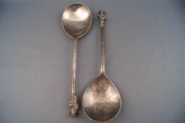 A pair of apostle spoons, with fig shaped bowls, 18.