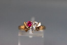 A yellow metal ring with white and red paste stones. hallmarked 9ct gold, london, 1965. Size: N. 3.