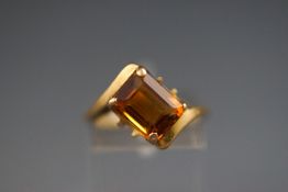 A yellow metal single stone citrine dress ring. Hallmarked 18ct gold, London, 1963. Size: M 1/2 4.