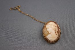A 9ct yellow gold carved cameo brooch. Hallmarked 9ct gold, Birmingham, 1968.