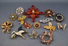 Fifteen costume jewellery brooches of variable design/style.