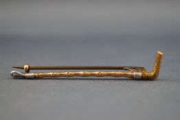 A 15 carat gold stick pin of hunting design. Pin and hook catch. Stamped 15ct. 3.