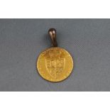 A 1788 George III spade guinea coin with attached (soldered) yellow metal pendant bale. Weight: 9.