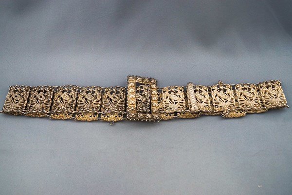 An Eastern white metal panel belt,