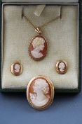 A yellow gold Cameo jewellery set consisting of a pendant with chain,