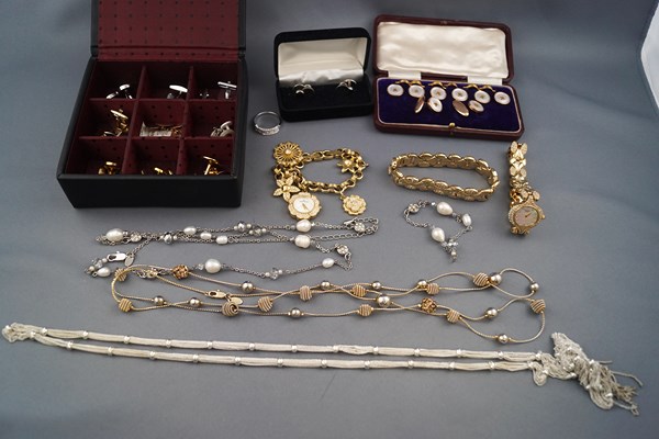 A collection of jewellery, including,