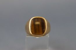A 9ct gold and tiger's eye oblong signet ring, London 1977, size Q, 5.