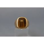 A 9ct gold and tiger's eye oblong signet ring, London 1977, size Q, 5.