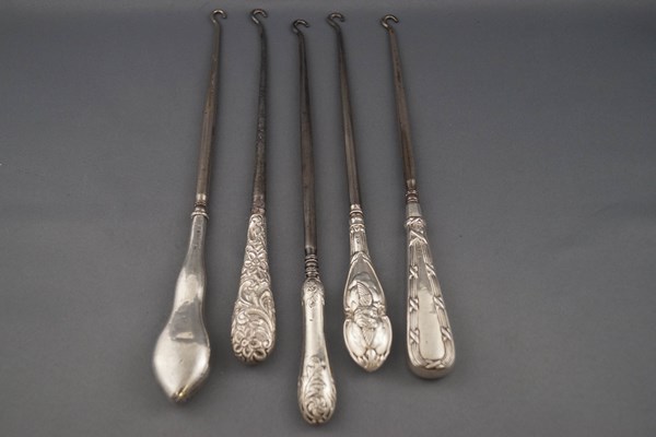 Five silver handled button hooks, comprising; a plain example with a shaped wavy handle, - Image 2 of 3