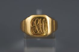 A Gentleman's 18 carat gold signet ring, engraved with the initials "R M", hallmarked London 1940,