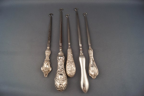 Five silver handled button hooks, comprising; a plain example with shaped handle, - Image 2 of 3