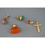 A selection of five gold charms to include an agate spinner, A masonic horn seal, a boot,