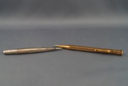 A 9 carat gold pencil and silver pencil. Gross weight: 41.