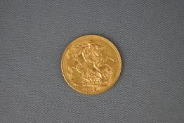 A 22ct yellow gold full sovereign loose coin. Dated 1913. 8.