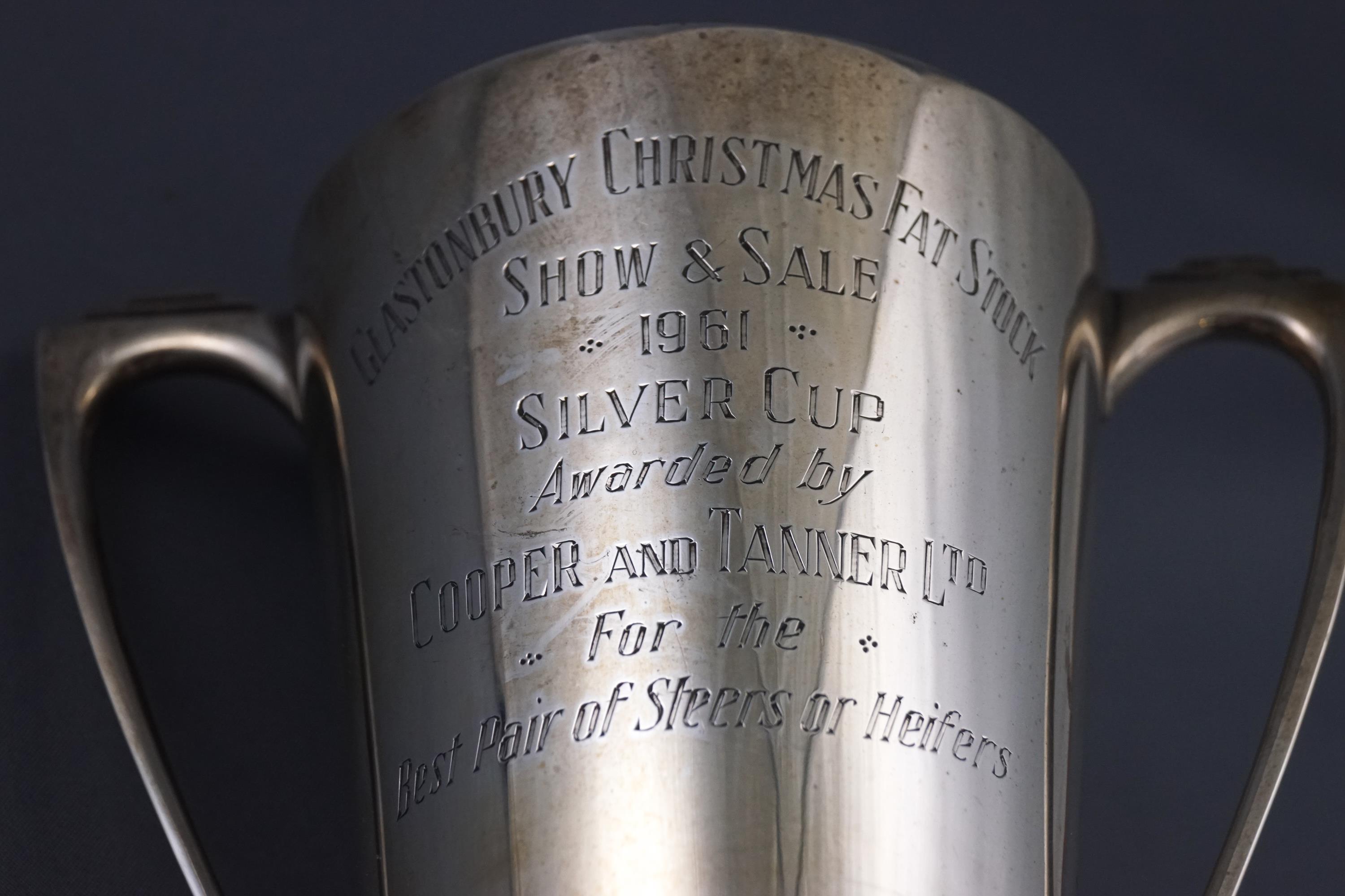 An Art Deco Glastonbury Christmas Fat Stock Show and Sale two handled trophy cup, dated 1961, 17. - Bild 2 aus 2