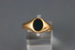 A Gentleman's bloodstone signet ring, hallmarked 9ct gold, Birmingham, 1960. Size: R 4.