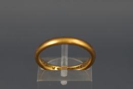 A 22 carat gold wedding ring. Hallmarked for Birmingham, 1937. Size: L 4.