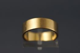 An 18ct gold flat profile ring. Hallmarked 18ct, Birmingham, 1963. Size: K leading edge 5.