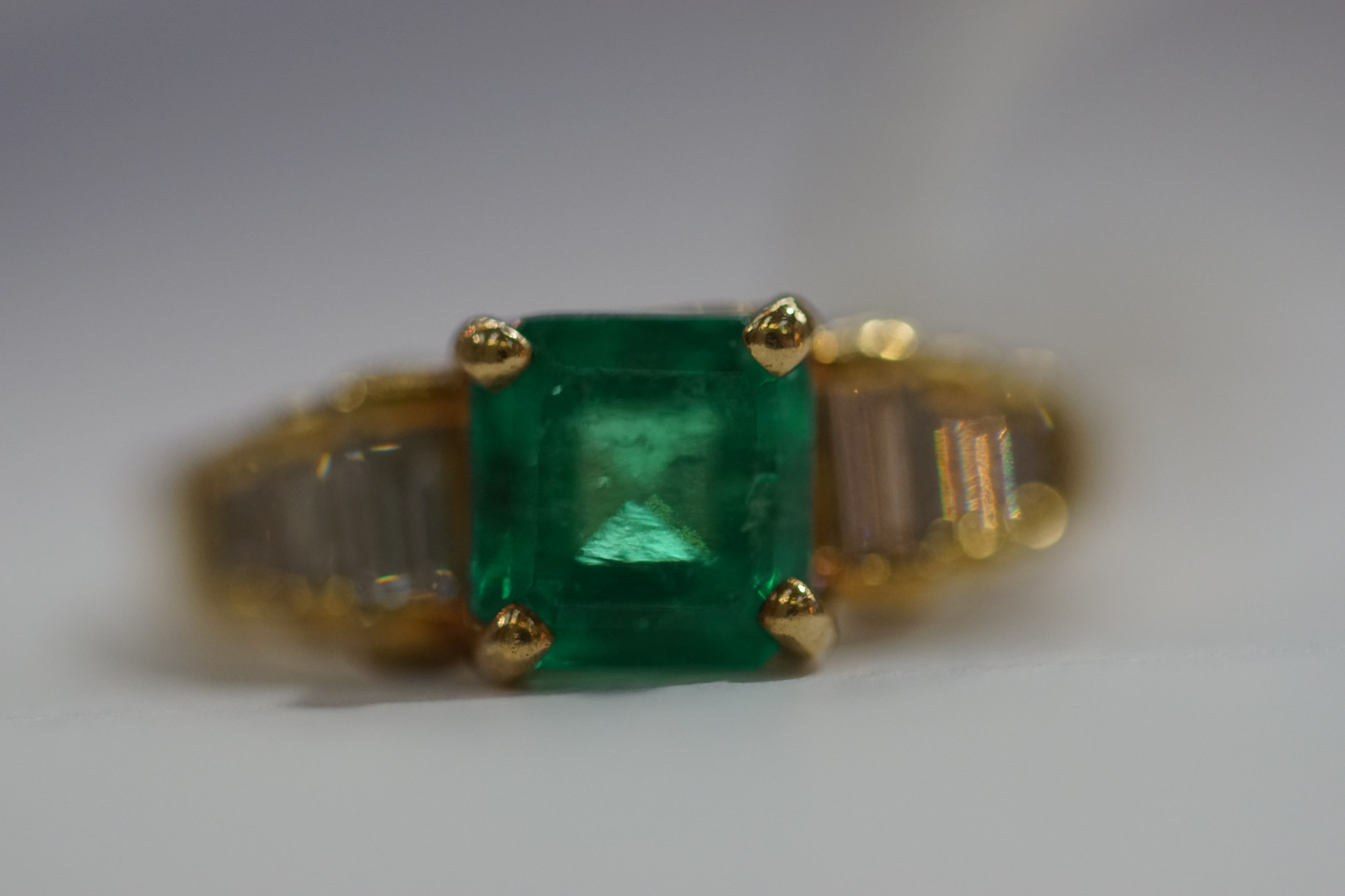 A yellow metal dress ring set with a square emerald. - Image 3 of 3