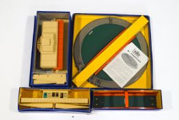 A quantity of Hornby Dublo stations and accessories including a D1 turntable, platform extensions,