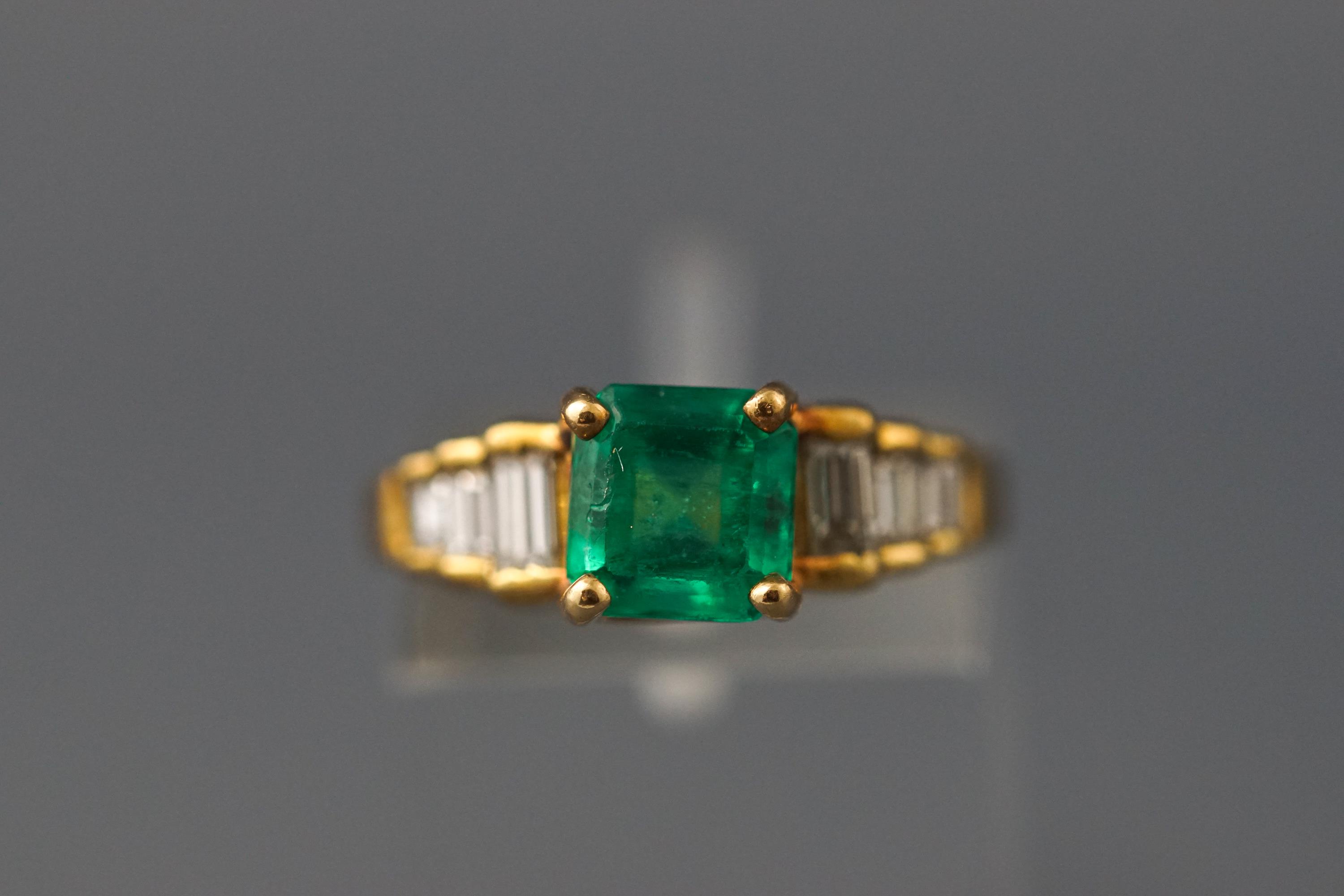 A yellow metal dress ring set with a square emerald together with baguette cut diamond shoulders. - Image 3 of 3