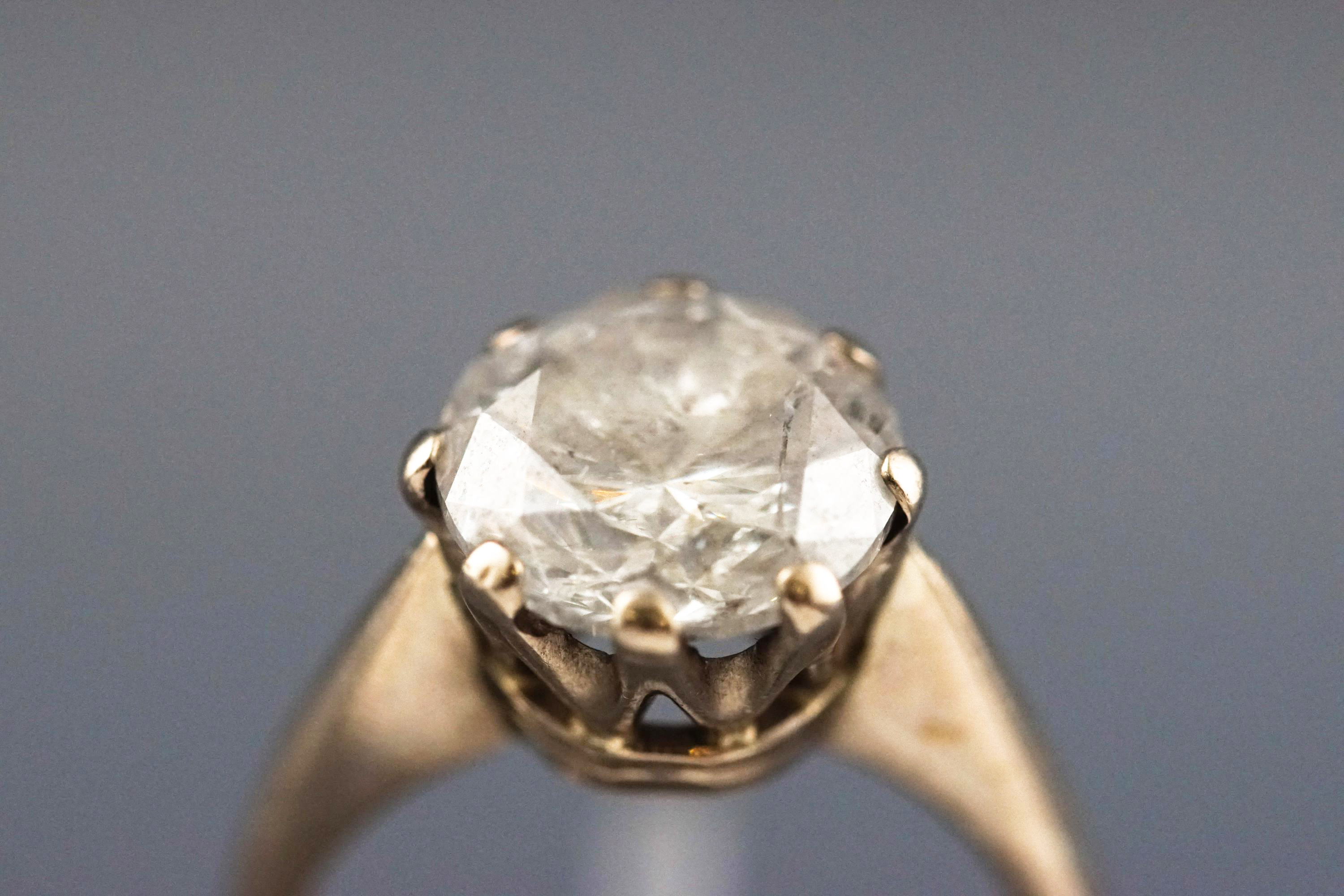 A white metal single stone diamond ring. - Image 3 of 13