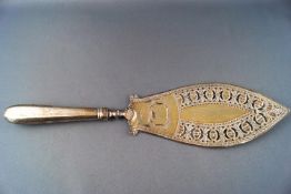 A silver fish slice of trowel form with a pierced blade to a wriggle work border on a plain handle,