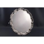 A silver salver with Chippendale border, raised on three feet, Sheffield 1994, 26cm diameter,