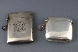 Two plain silver vesta cases, Birmingham 1906 & 1912, 5cm and 4cm,