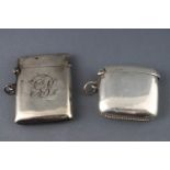 Two plain silver vesta cases, Birmingham 1906 & 1912, 5cm and 4cm,