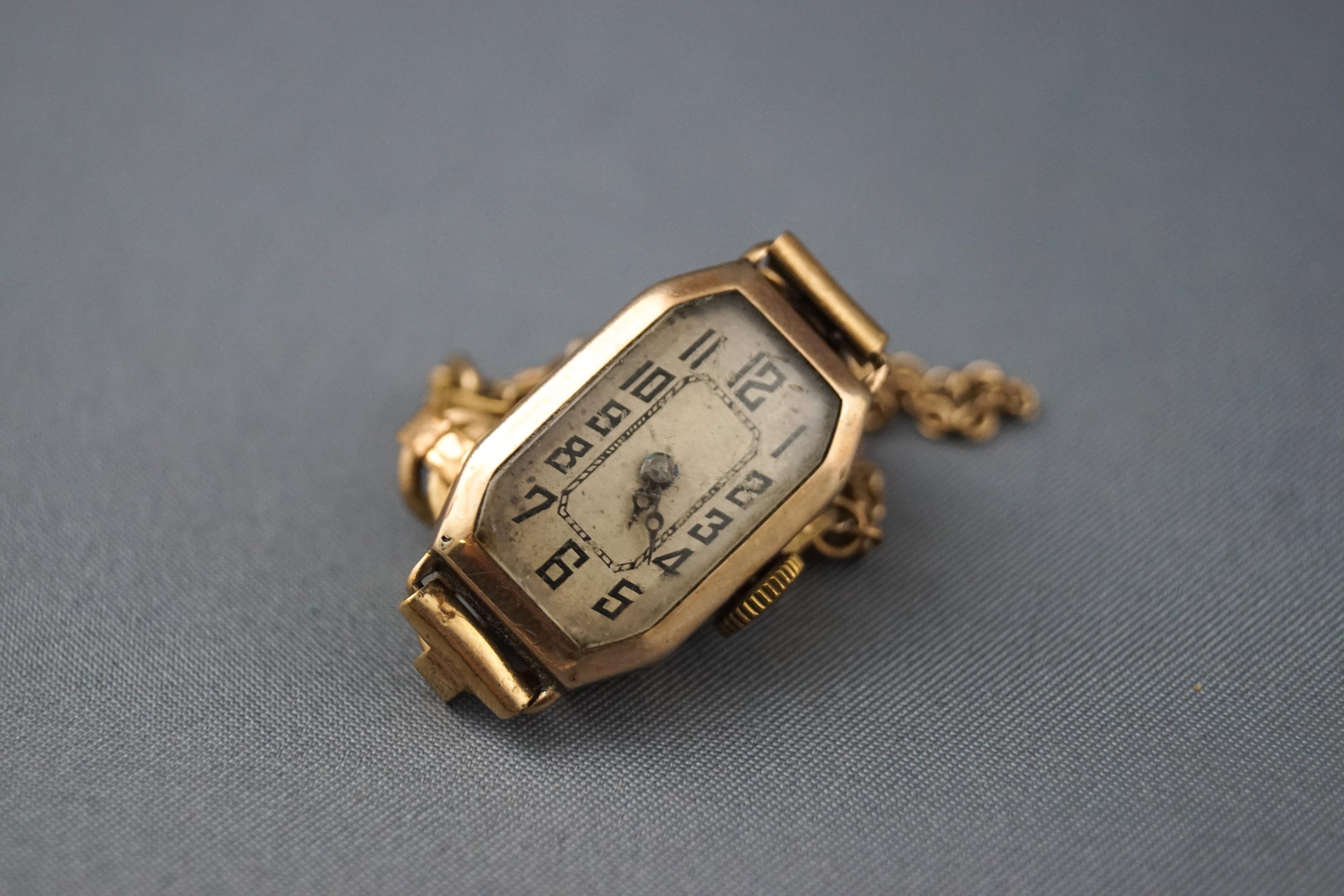 A yellow gold dress watch with rolled gold bracelet. Case hallmarked 9ct gold, London, 1939.