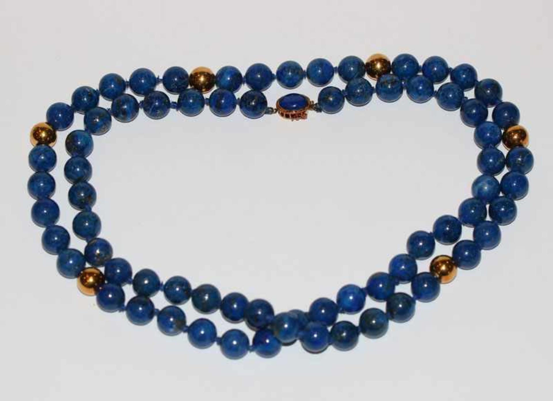 Lapislazuli Kugelkette mit 14 k Gelbgold Schließe und Zwischenkugeln, L 84 cm