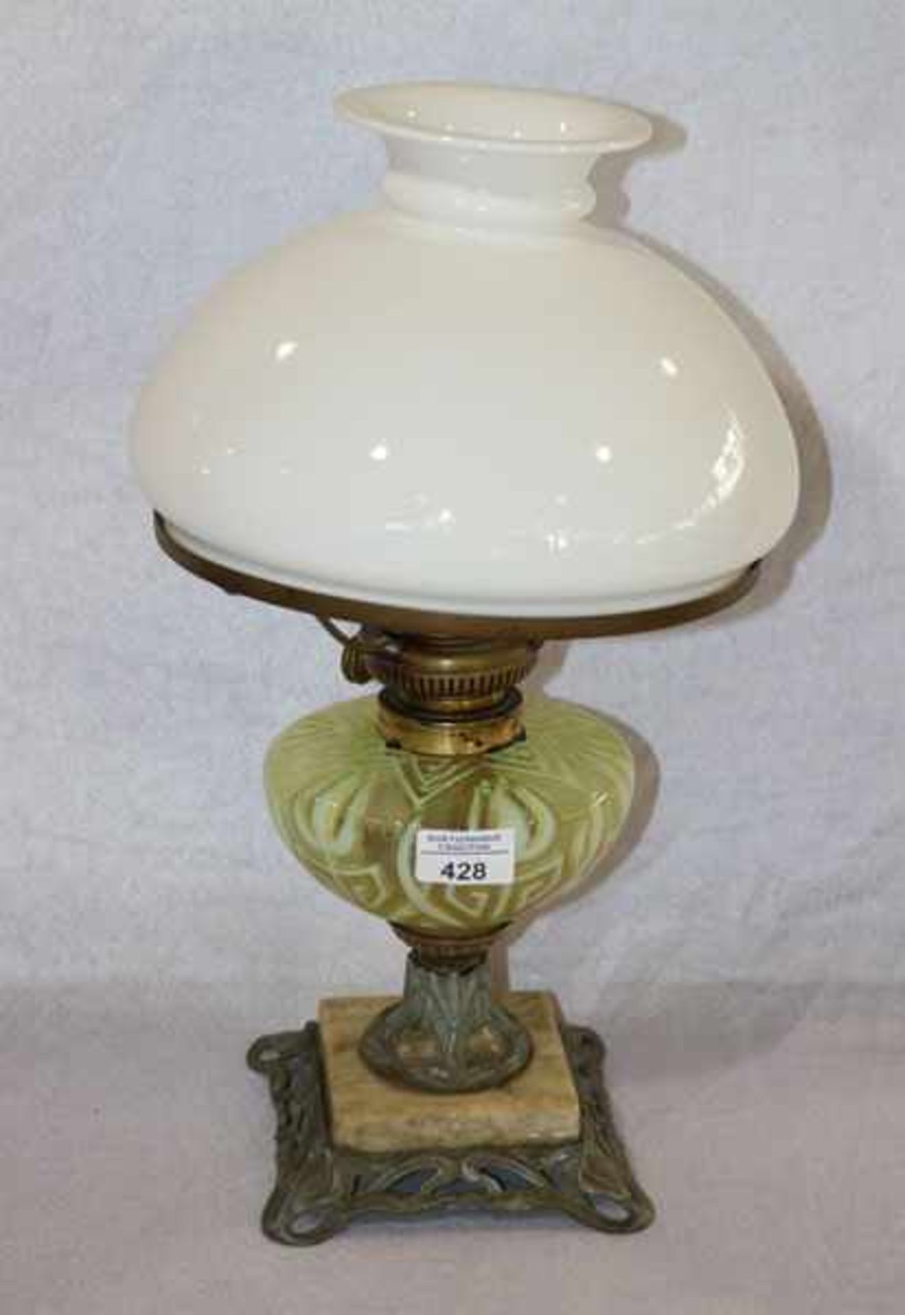 Jugendstil Petroleumlampe mit Milchglasschirm, Glaszylinder verkürzt, H 44 cm, D 26 cm, Reparatur-